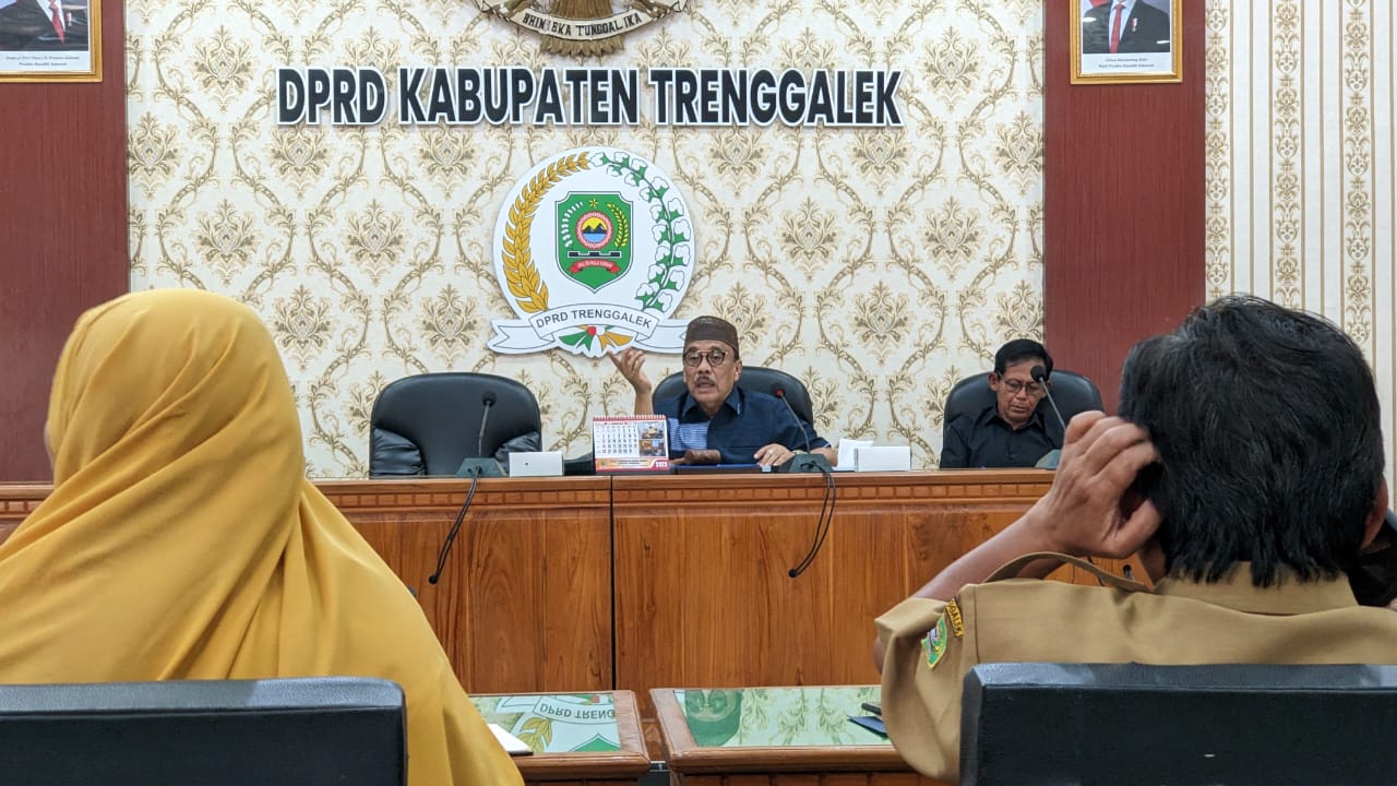 Bapemperda ketika melaksanakan rapat bersama Pemkab untuk membahas pembahasan ranperda