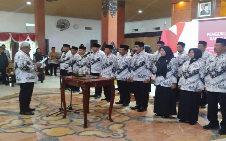 Persatuan Guru Republik Indonesia (PGRI) Kabupaten Trenggalek masa bakti 2025&ndash;2030 setelah resmi dilantik di Pendapa Manggala Praja Nugraha, Rabu (29/10/2025) sore.