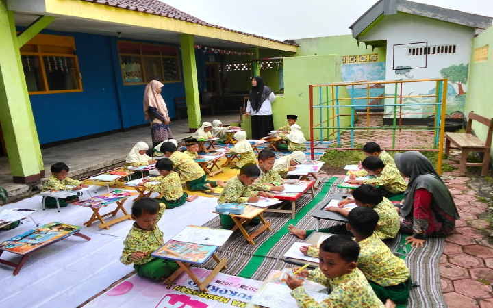 Semangat tinggi siswa RA dan BA berkarya lewat kertas gambar dalam event kolaborasi Kemenag, IGRA, dan Jawa  Pos Radar Trenggalek.