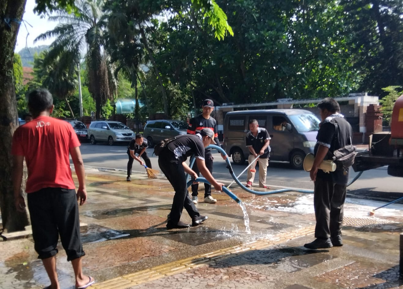 ASN di Trenggalek gotong royong bersihkan kawasan Alun-Alun yang merupakan ikon kota yang perlu terus diperhatikan.