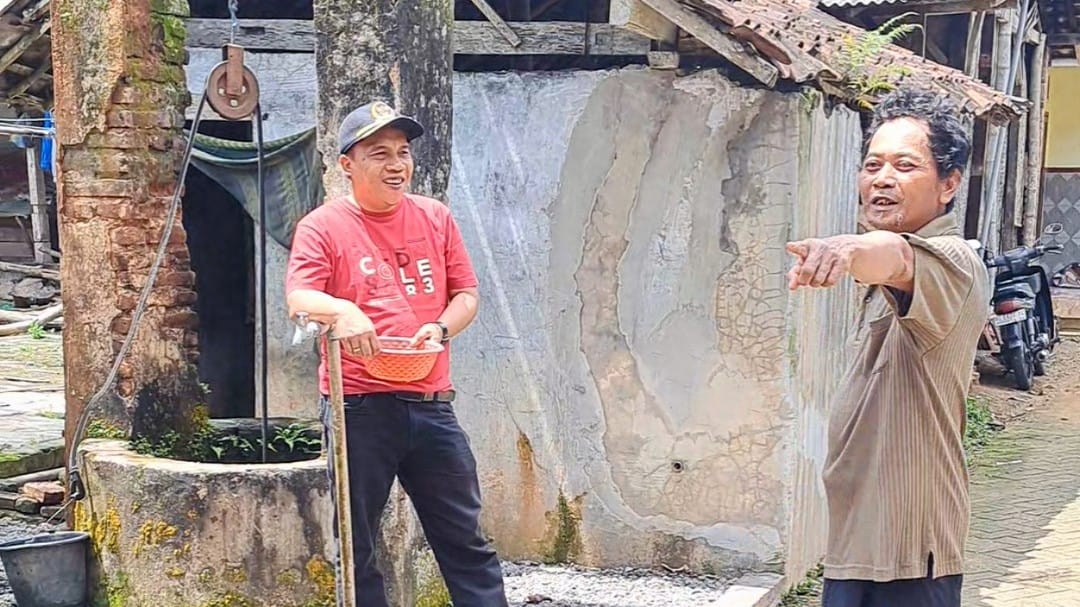 Ketua DPRD Trenggalek, Doding Rahmadi mendengarkan keluhan warga Desa Prambon, Kecamatan Tugu terkait kondisi air sumur yang keruh dan mencarikan solusi ketika melakukan tinjauan lapangan