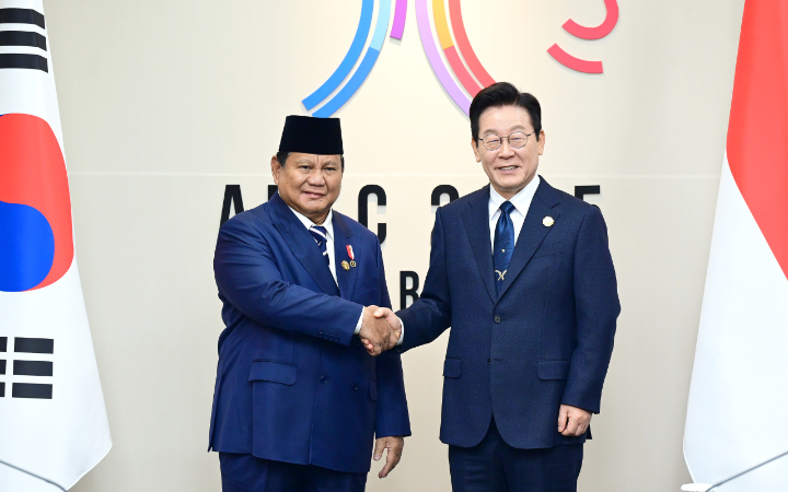 Presiden Lee saat pertemuan bilateral dengan Presiden Prabowo di sela-sela Konferensi Tingkat Tinggi (KTT) APEC 2025 di Gyeongju, Korea Selatan, Sabtu (1/11/2025).
