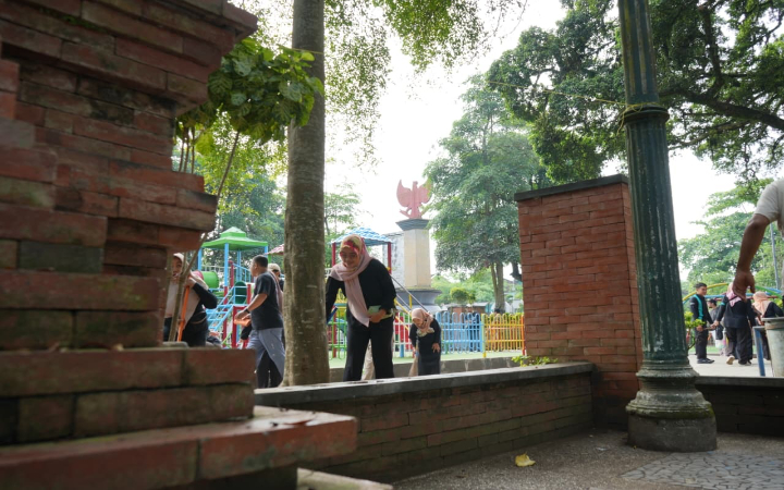 Para pegawai di lingkup Pemkab Trenggalek ketika melakukan kerja bakti membersihkan alun-alun Jumat (31/10/2025).