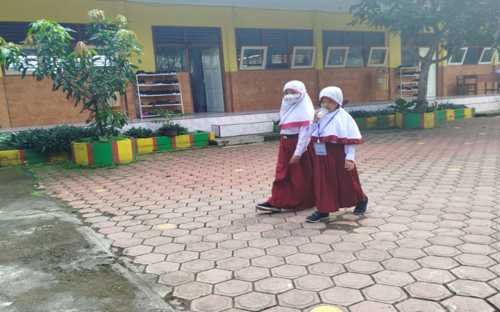 Siswa SD negeri di Trenggalek saat melaksanakan kegiatan di sekolah yang tahun depan alokasi anggaran untuk pembangunan tak ada perubahan.