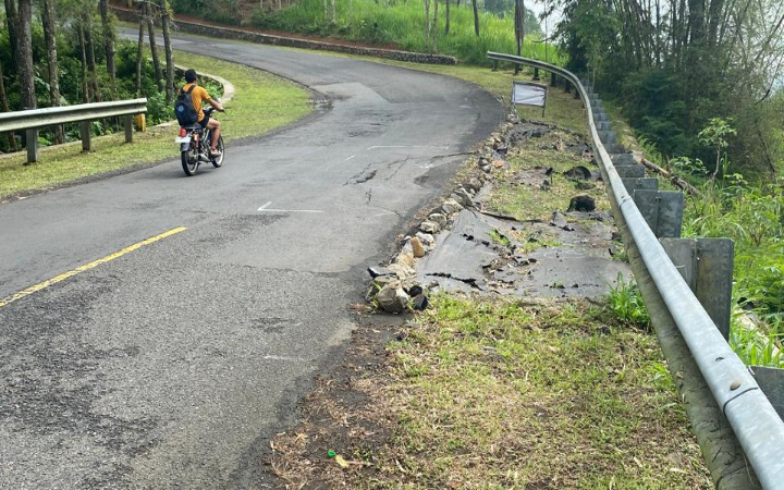 Tampak titik rawan retakan jalan yang berada di Kecamatan Suruh Trenggalek  yang diberi penanda.