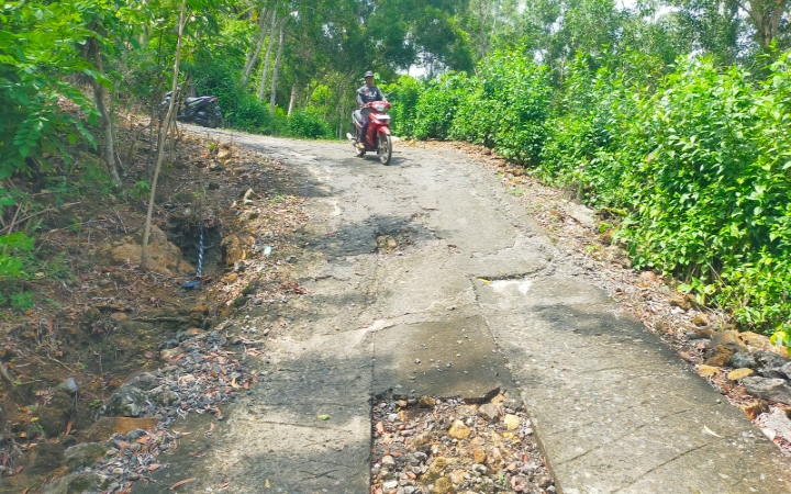 Tampak jalan di Desa Mlinjon, Kecamatan Suruh, Kabupaten Trenggalek, yang rusak dan perlu pembenahan.