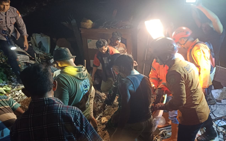 Tim SAR gabungan berusaha mencari satu korban longsor yang terjadi di wilayah Desa Depok, Kecamatan Bendungan, Kabupaten Trenggalek, Sabtu (1/11/2025).