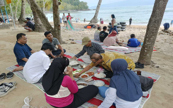 Pedagang di Pantai Pasir Putih, Desa Tasikmadu, Kecamatan Watulimo, Kabupaten Trenggalek, keluhkan sepinya pembeli.