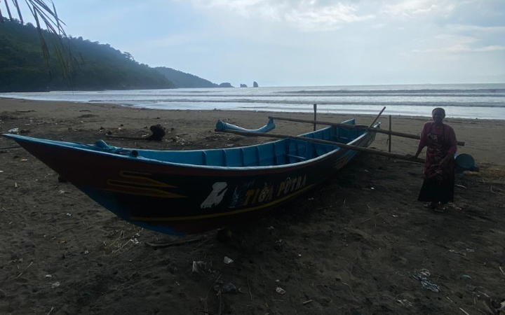 Perahu milik nelayan di Pantai Konan, Desa Nglebeng, Kecamatan Panggul, Kabupaten Trenggalek yang bersandar.