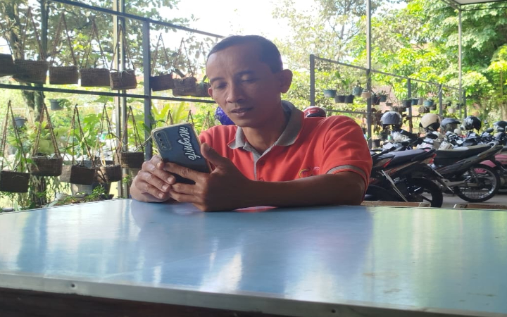 Eko Prayitno, korban pemukulan keluarga siswa ketika ditemui setelah menjalankan tugas di SMPN 1 Trenggalek.