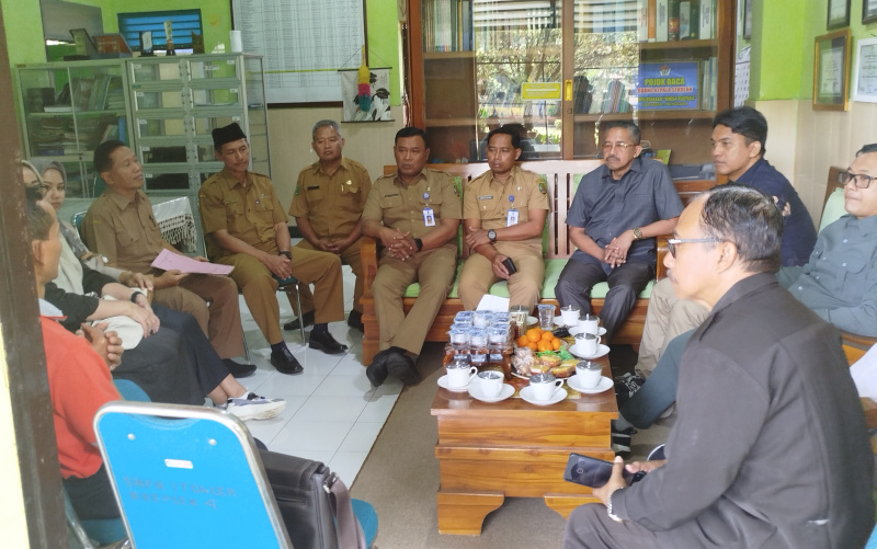Ketua Komisi IV DPRD Trenggalek Sukarodin, bersama anggota ketika melakukan sidak ke SMPN 1 untuk mengetahui kronologi terkait kasus pemukulan Guru.&nbsp;