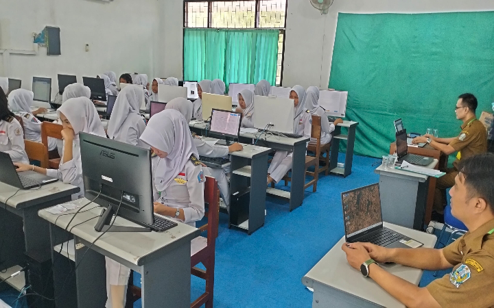 SMKN 1 Pogalan Trenggalek sangat antusias dan fokus selama mengikuti ujian TKA, Senin (3/11/2025).&nbsp;