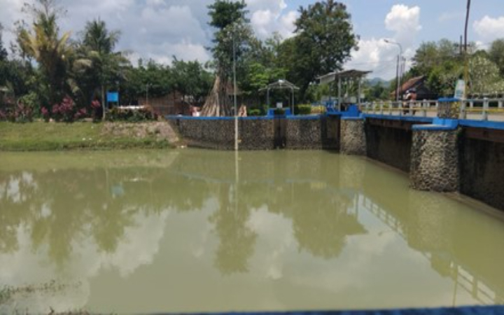 Kondisi debut air Dam Widoro, Gandusari, Trenggalek, saat sering diguyur hujan, Senin (3/11/2025).