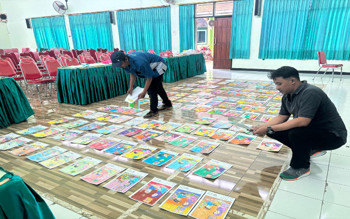 Ribuan karya mewarna hasil tangan mungil anak-anak dari berbagai kecamatan di Trenggalek memenuhi ruangan dalam rangka event Warna Warni RA.