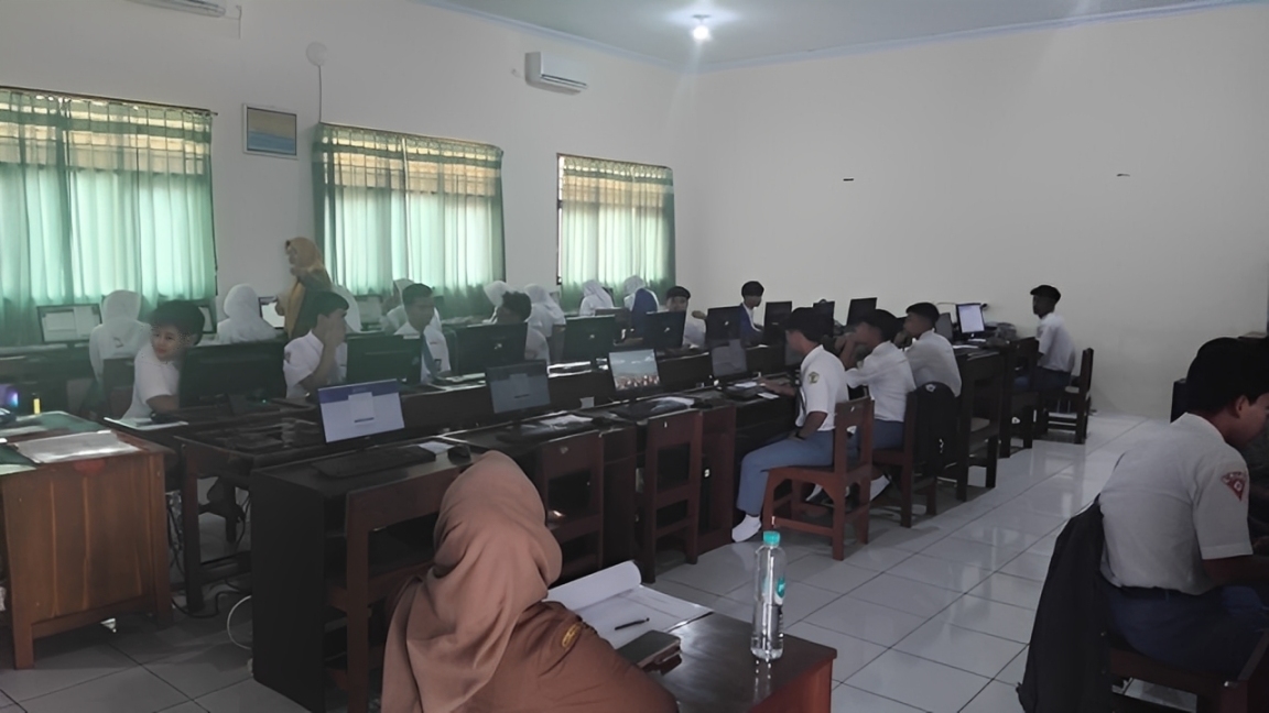 SiswaSMKN 2 Trenggalek ketika mengkuti TKA dengan semangatdan tertib, Selasa(4/11/2025).