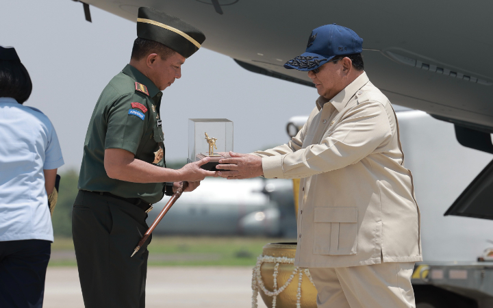 Presiden Prabowo serahkan pesawat Airbus A400M untuk TNI Angkatan Udara  tersebut secara simbolis melalui Panglima TNI Agus Subiyanto di Lanud Halim Perdanakusuma, Jakarta Timur, Senin (3/11/2025).