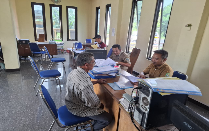 Pelayanan publik di Desa Sumbergayam, Kecamatan Durenan, Kabupaten Trenggalek, yang terus berbenah.