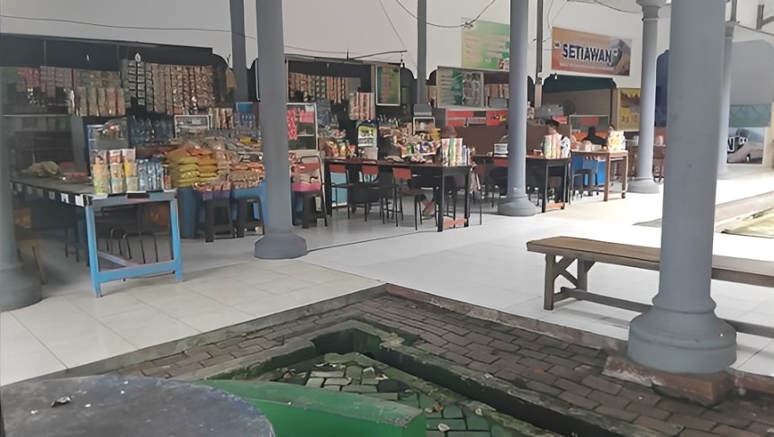 Pedagang yang berada di kawasan Terminal Surodakan Trenggalek keluhkan sepinya pembeli.