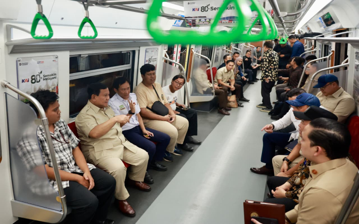 Pemerintah memesan total 23 set kereta untuk memecahkan persoalan tingginya kapasitas penumpang Kereta Rel Listrik (KRL) Commuter Line Jabodetabek.