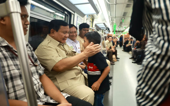 Presiden Prabowo menaiki kereta yang akan berangkat dari Manggarai menuju Stasiun Tanah Abang, dan menyempatkan diri menyapa dan menghampiri masyarakat yang sudah berada di stasiun.