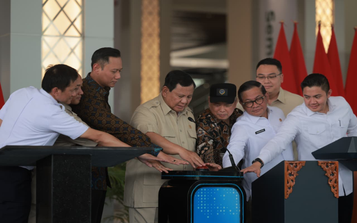 Prabowo usai menjajal KRL di kawasan Stasiun Tanah Abang, Jakarta Pusat, Selasa (4/11/2025). Dalam kesempatan itu  presiden mengaku akan bertanggungjawab terkait  kereta Whoosh.