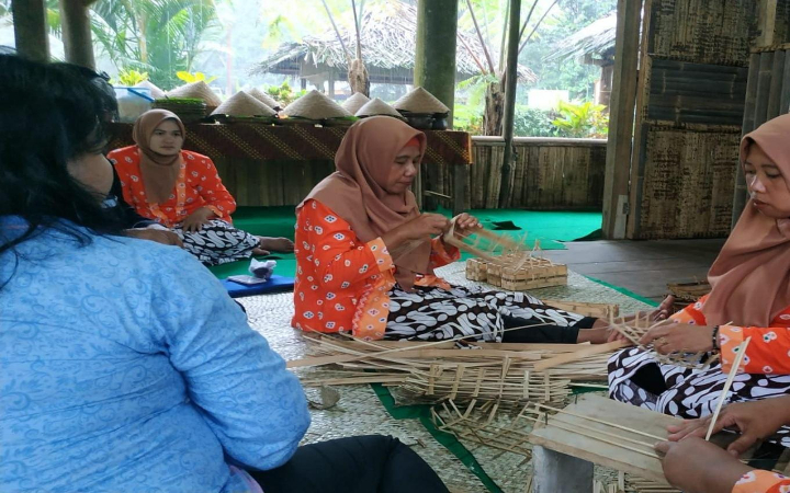 Perajin reyeng di Desa Ngrayung, Kecamatan Gandusari,  Kabupaten Trenggalek, sedang menganyam, Rabu (5/11/2025).