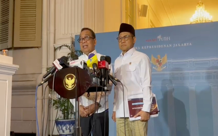 Sampaikan pesan Presiden Prabowo, Menko Bidang Pembangunan Manusia dan Kebudayaan Pratikno&nbsp;Menko Bidang Pemberdayaan Masyarakat Muhaimin Iskandar (Cak Imin) usai rapat terbatas di Istana Negara.
