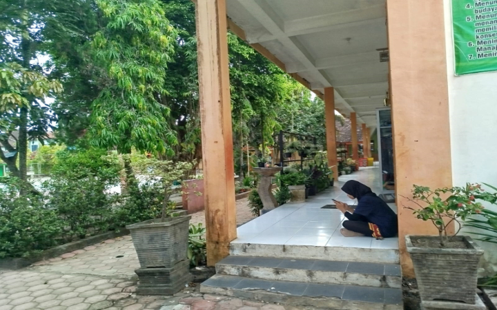 Sang istri korban kasus penganiayaan terhadap guru SMP Negeri 1 Trenggalek, Eko Prayitno, masih mengalami trauma berat dan belum stabil secara emosional.