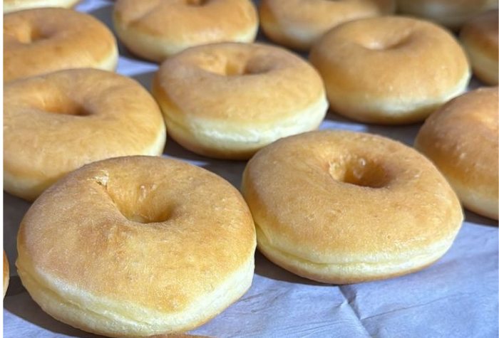 Donat kentang menjadi salah satu camilan favorit yang lembut, empuk, dan lezat.