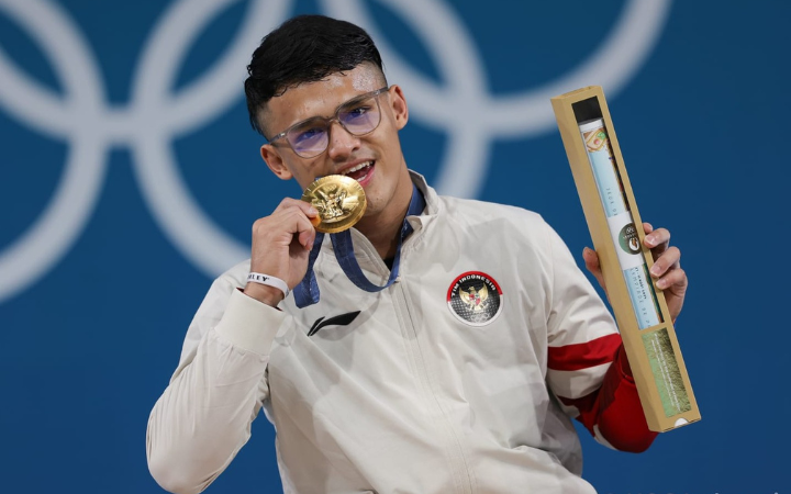 Dari podium juara menuju pangkat kehormatan, Rizki Juniansyah buktikan prestasi bisa sejalan dengan pengabdian.