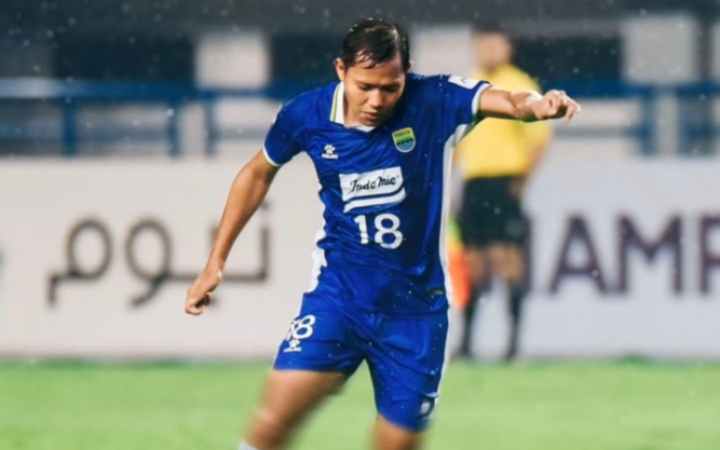 Pemain Persib, Adam Alis yang menendang bolanya saat kemenangan goalnya.