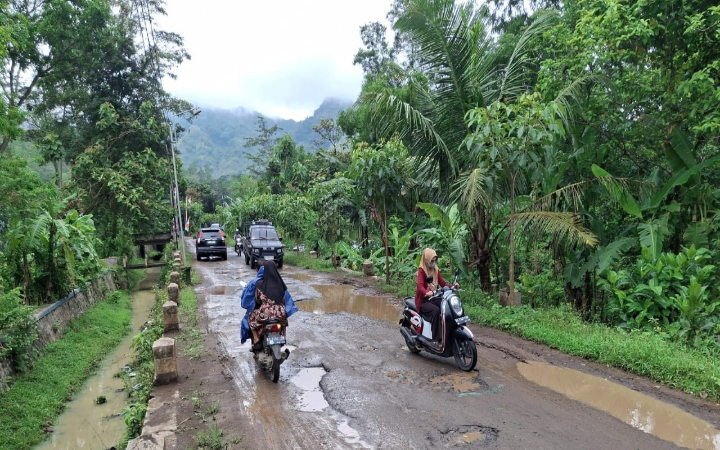 Kondisi jalan alternatif kabupaten yang berada di Sepanjang Jalan Balai Desa Semarum, Kecamatan Durenan, Kabupaten Trenggalek, kini rusak parah.