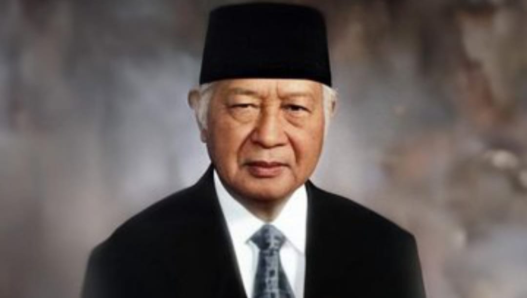 Wacana pemberian gelar pahlawan nasional untuk mantan Presiden Soeharto menimbulkan pro dan kontra di tengah masyarakat hingga kini.
