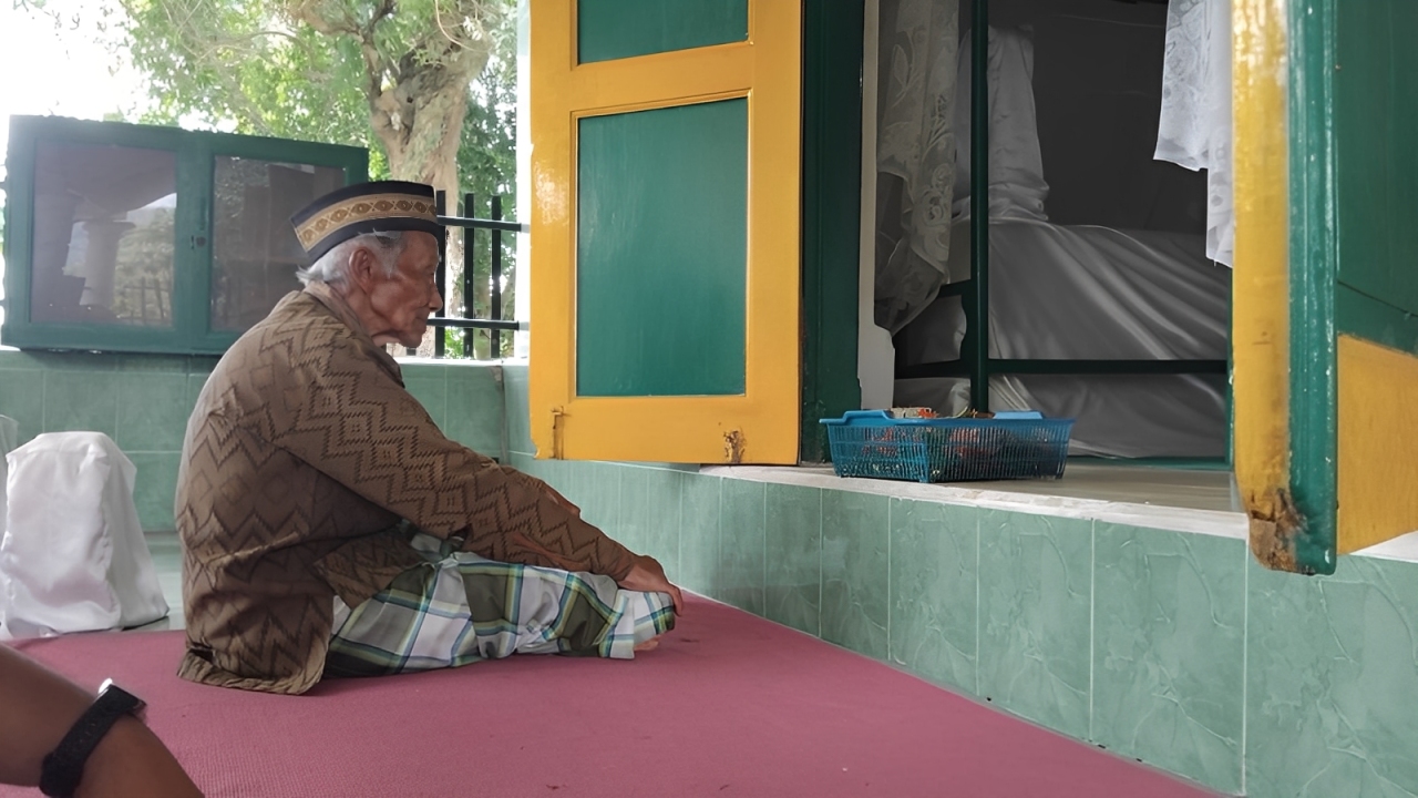 Mbah Mul, juru kunci makam Kanjeng Jimat  di Trenggalek sedang memimpin doa berziarah, Sabtu (8/11/2025).