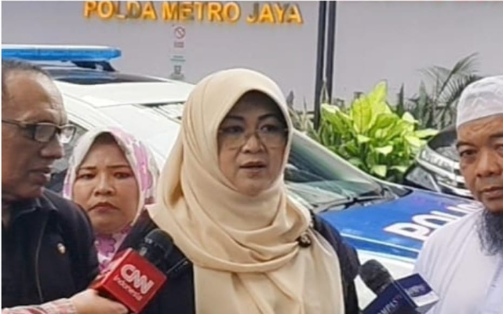 Penulis sekaligus aktivis, Tifauzia Tyassuma atau dokter Tifa menjadi satu dari 8 orang ditetapkan sebagai tersangka Polda Metro Jaya terkait kasus tudingan ijazah palsu Jokowi.