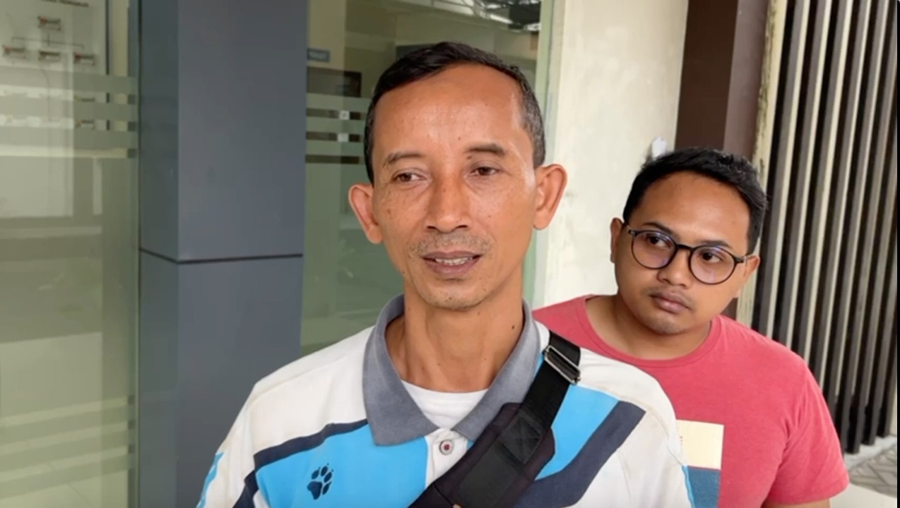 Eko Prayitno, guru SMPN 1 Trenggalek, saat ditemui di Mapolres Trenggalek usai memberi keterangan soal kasus kekerasan yang menimpanya. Ia menegaskan menolak tawaran damai dan meminta proses hukum.