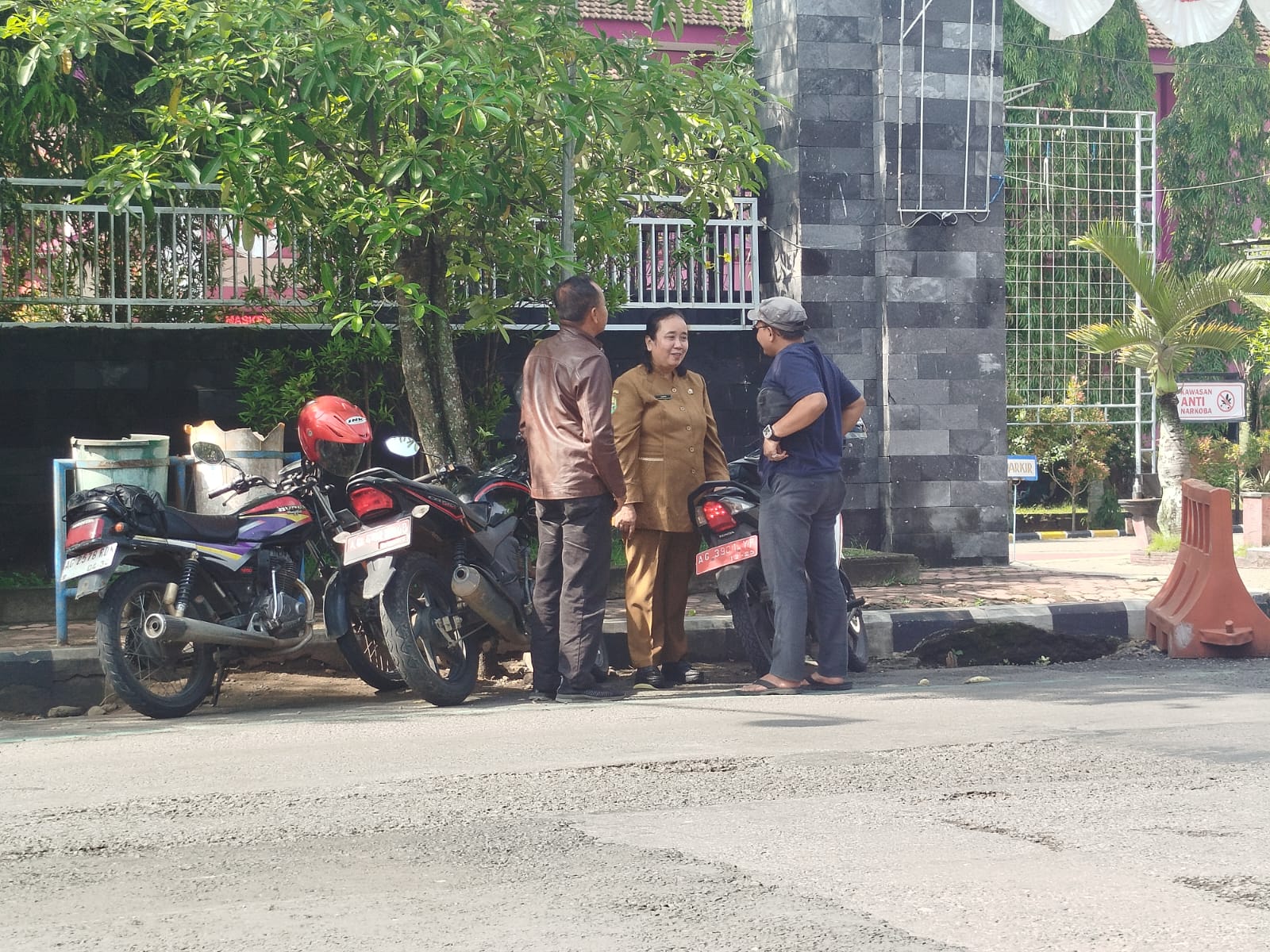 Camat Pule Dwi Rata W (tengah) didampingi perwakilan AKD Pule (kiri) ketika bertemu seseorang setelah keluar dari SMPN 1 Trenggalek, Senin (3/11) lalu.