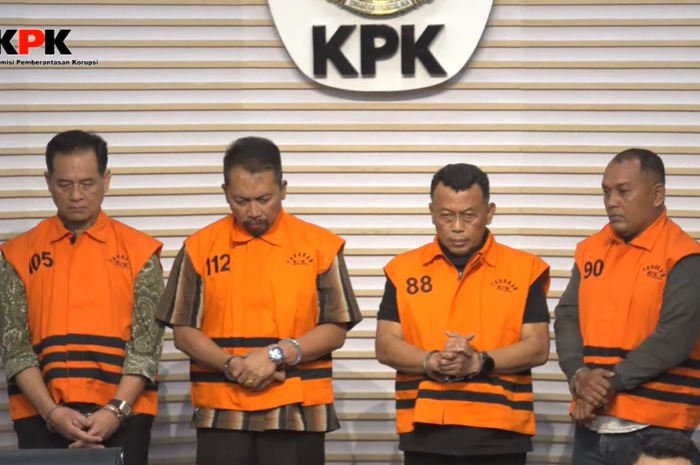 KPK menetapkan Bupati Ponorogo, Sugiri Sancoko (dua dari kiri) sebagai tersangka kasus dugaan korupsi yang mencakup tiga klaster utama.