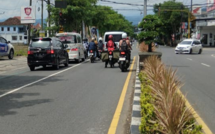 Diperkirakan akan ada lonjakan kendaraan baik wisatawan yang berlibur tahun baru maupun masyarakat yang akan melaksanakan dan merayakan Hari Raya Natal di Trenggalek.