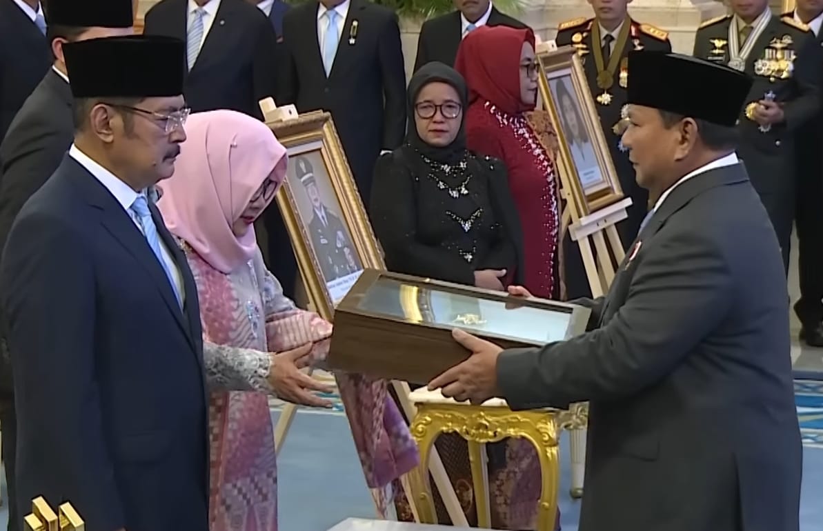 Gelar Pahlawan Nasional kepada Soeharto resmi diberikan oleh Presiden Prabowo pada Senin (10/11/2025) di Istana Negara Kepresidenan, Jakarta Pusat.