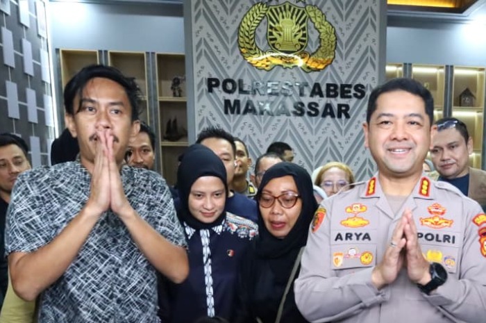 Penyerahan Bilqis kepada orang tuanya dilakukan langsung oleh Kapolrestabes Makassar, Kombes Pol Arya Perdana di Mapolrestabes Makassar, pada Minggu (9/11/2025).