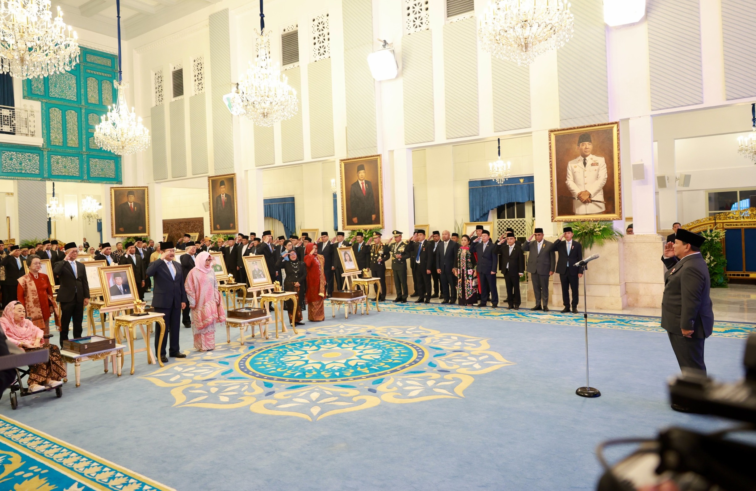 Presiden Republik Indonesia Prabowo Subianto menganugerahkan Gelar Pahlawan Nasional dalam rangka memperingati Hari Pahlawan di Istana Negara, Senin (10/11/2025).