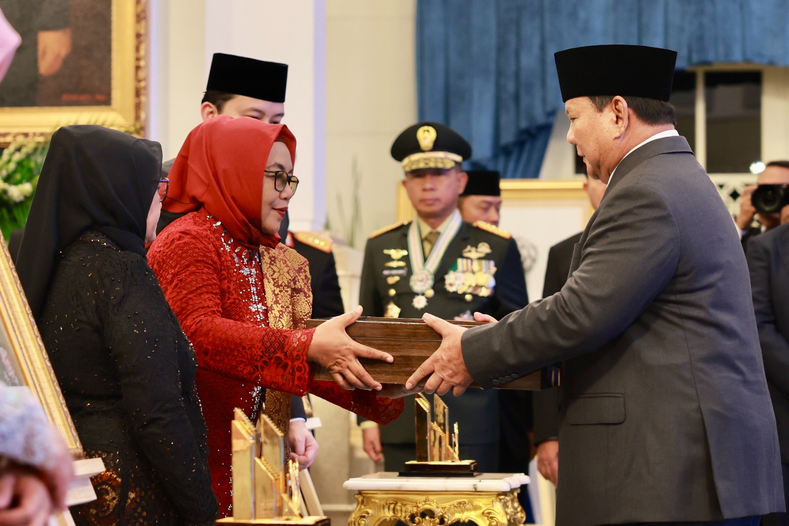 Presiden RI Prabowo Subianto secara resmi menganugerahkan gelar Pahlawan Nasional kepada Marsinah, sosok pekerja perempuan yang menjadi simbol perjuangan buruh, Senin (10/11/2025).
