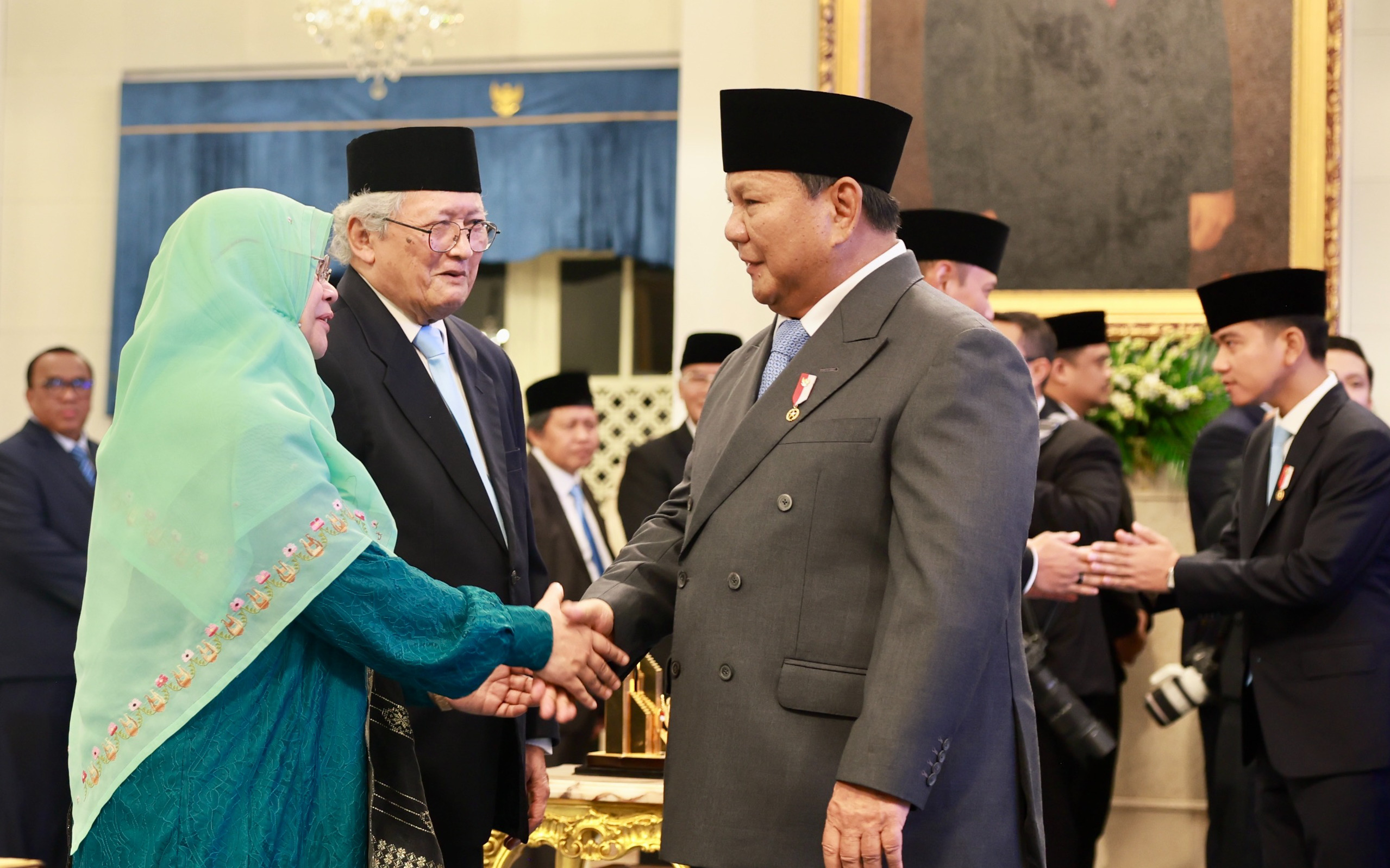 Presiden Prabowo memimpin penganugerahan 10 pahlawan nasional, di Istana Negara, Jakarta, Senin (10/11/2025).