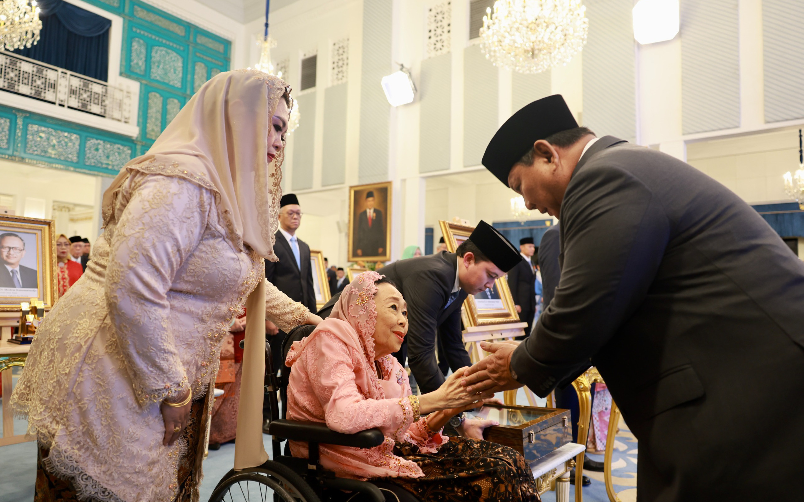 Keluarga Almarhum KH Abdurrahman Wahid atau Gus Dur ketika mewakili penerimaan penghargaan Pahlawan Nasional dari Presiden Prabowo, di Istana Merdeka, Senin (10/11/2025).