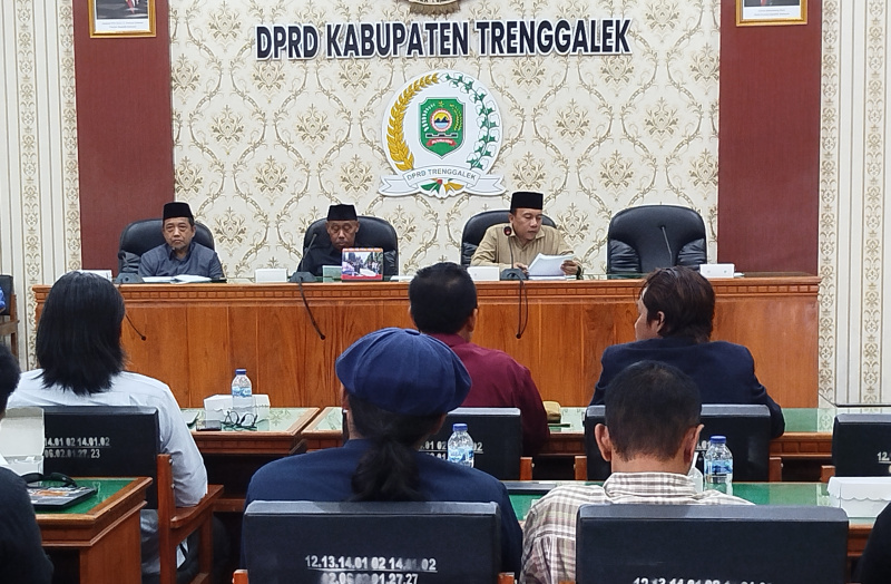 Unsur pimpinan DPRD Trenggalek memimpin hearing dari Aliansi Rakyat Trenggalek dan menyatakan komitmen untuk melindungi tanah Karst.