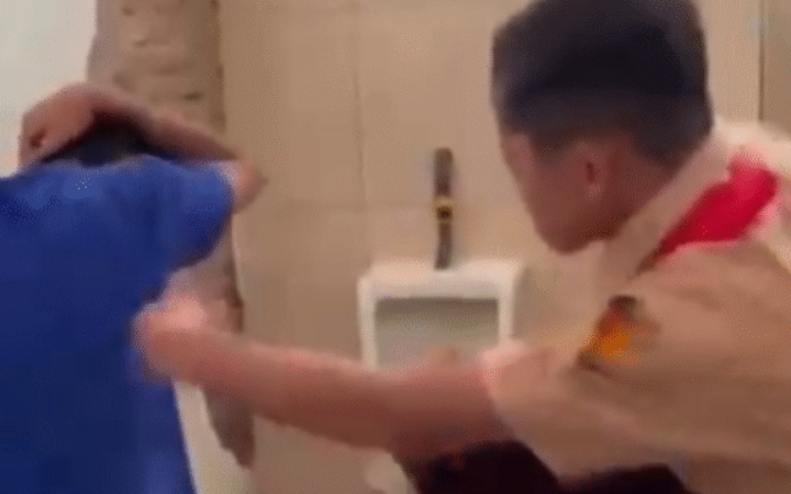 Video bullying di SMPN 1 Blora viral. Korban dipukul di kamar mandi saat istirahat. (Video Tiktok)