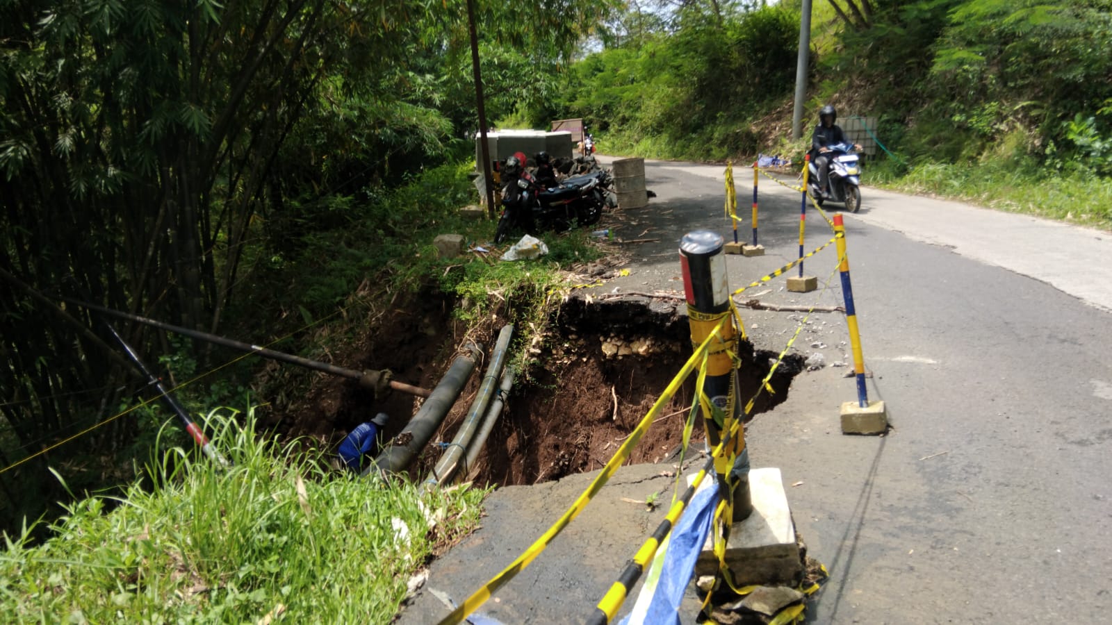 Curah hujan yang tinggi di Kabupaten Trenggalek menyebabkan ruas jalan Bendungan&ndash;Trenggalek, tepatnya di utara proyek Bendungan Bagong, mengalami amblas.