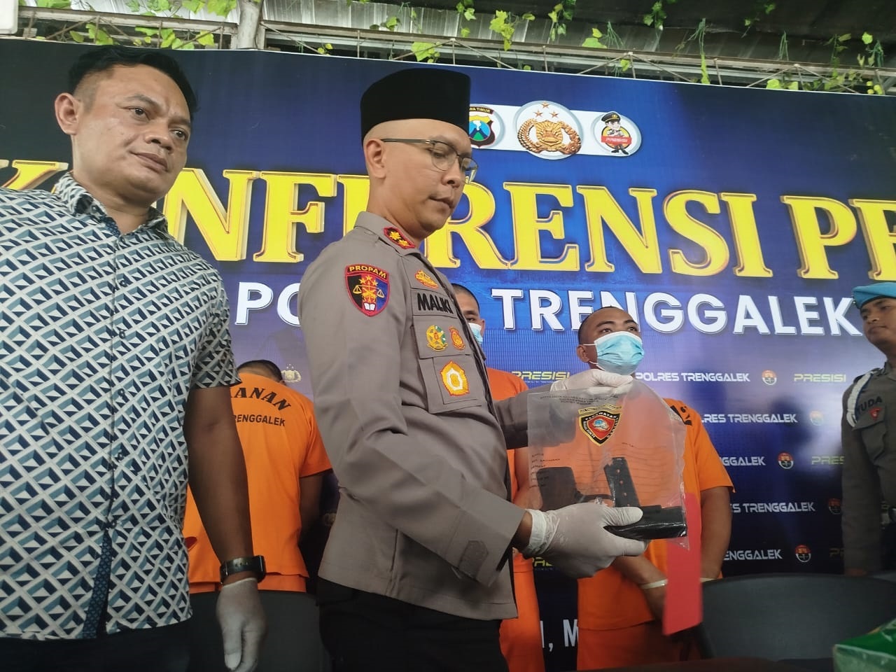 Kapolres Trenggalek AKBP Ridwan Maliki, memperlihatkan barang bukti senpi rakitan ilegal yang disita.