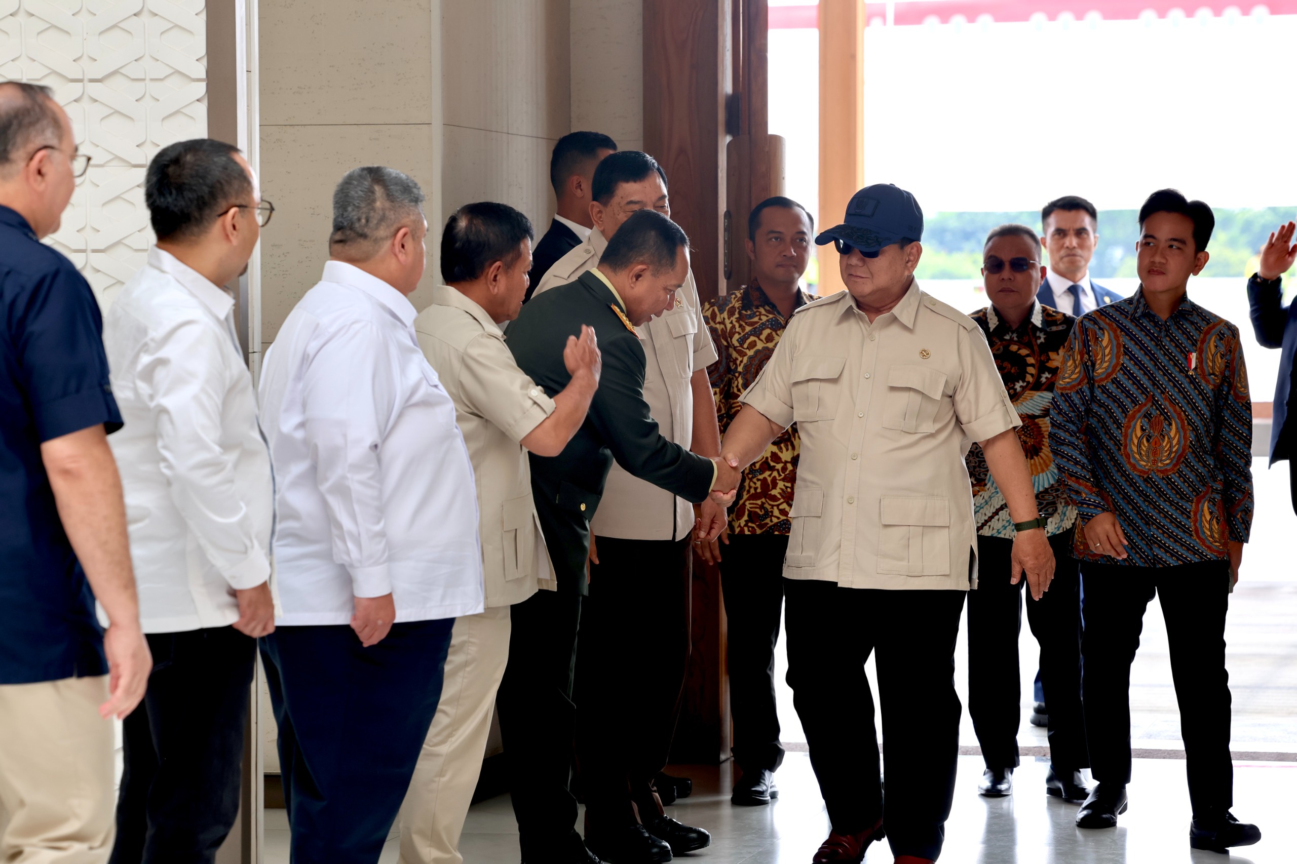 Presiden Prabowo beserta rombongan terbatas bertolak menuju Sydney, Australia melalui Lanud Halim Perdana Kusuma Jakarta, Selasa (11/11/2025) siang pukul 12:00 WIB.